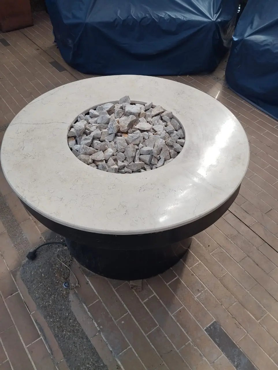 Mesa-fogata circular restaurada, limpia y con la superficie pulida